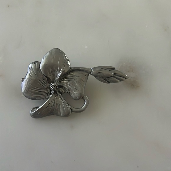 Blue Mist Pewter Canada Flower Brooch - Picture 1 of 7